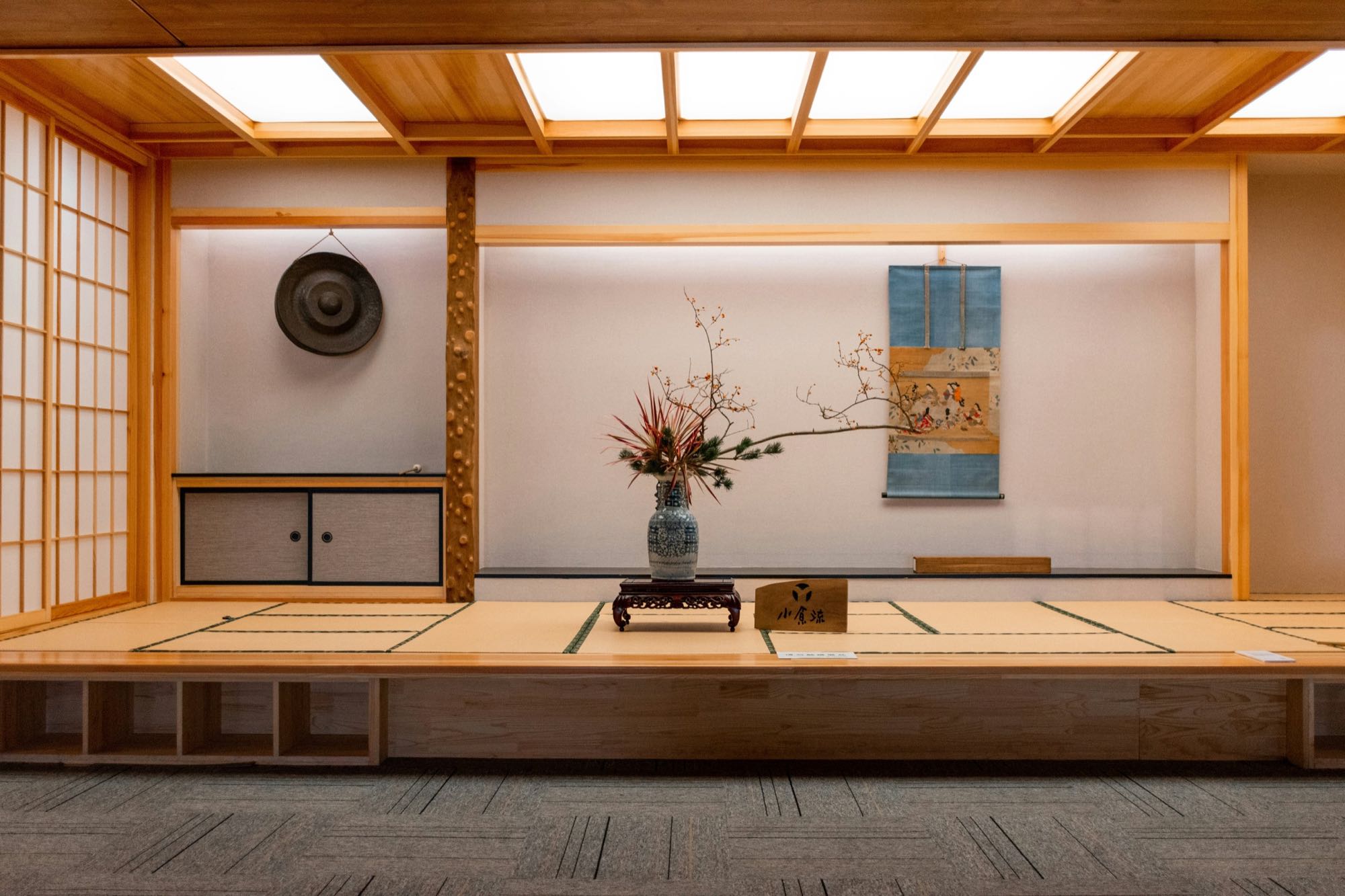 An ikebana arrangement in a tatami room